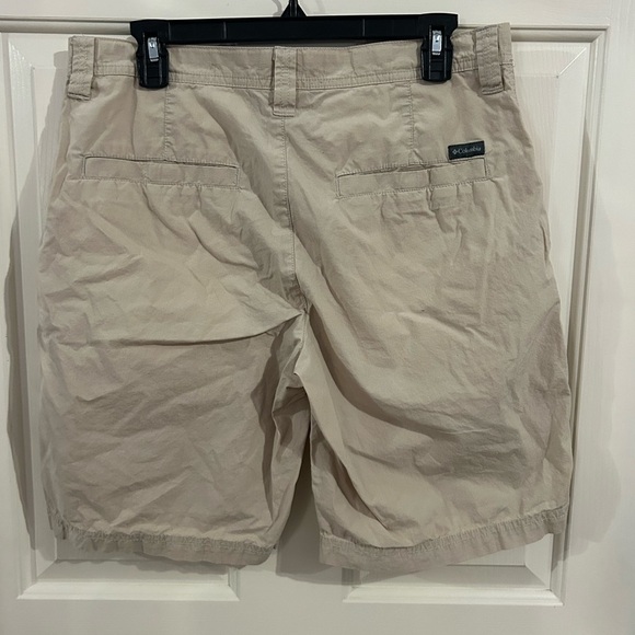 Columbia Men’s 32x10 Beige Washed Out Shorts - Picture 2 of 9